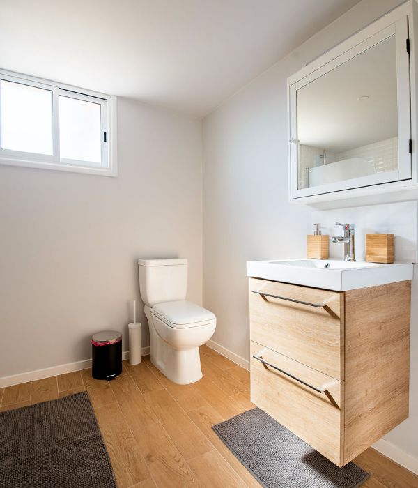 cuarto de baño con suelo laminado de madera marron