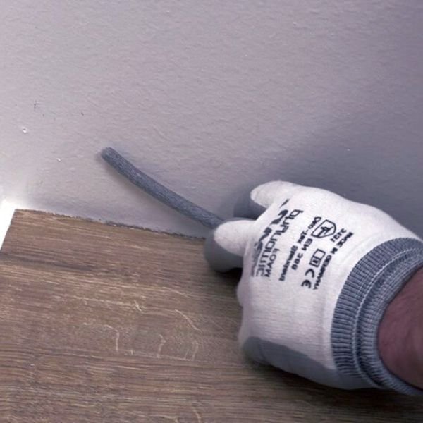sellado del perimetro con silicona del suelo laminado